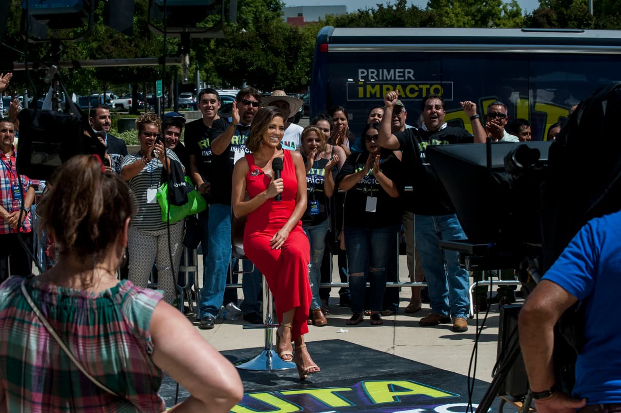 Una bienvenida calurosa fue lo que recibió al equipo de Primer Impacto en Fresno. Tanto del clima como el cariño del público del Valle Central. Todos los presentes tuvieron la oportunidad de tomarse fotos y convivir con el equipo.