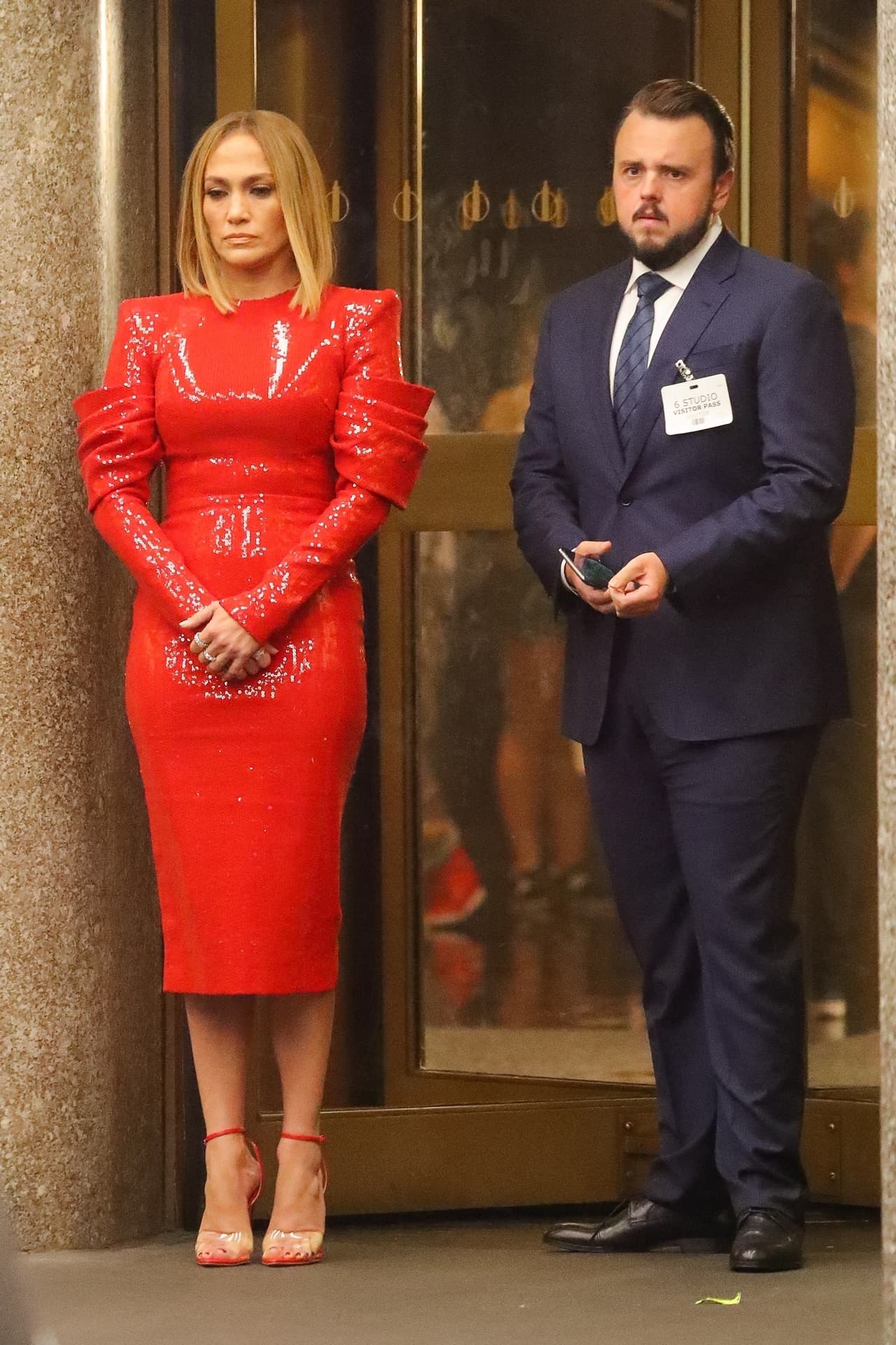 Las grabaciones de la película ya comenzaron y la agencia The Grosby Group pudo capturar algunos momentos de un par de escenas que protagonizaba 
<b><a href="https://www.univision.com/famosos/20-anos-despues-jlo-se-vuelve-a-poner-el-vestido-con-el-que-cambio-internet-para-siempre-video">JLo</a></b>.