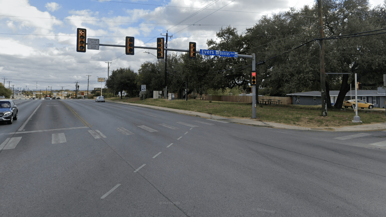 Mujer caminaba por banqueta, perros la atacan, un carro la atropella y el sospechoso se va