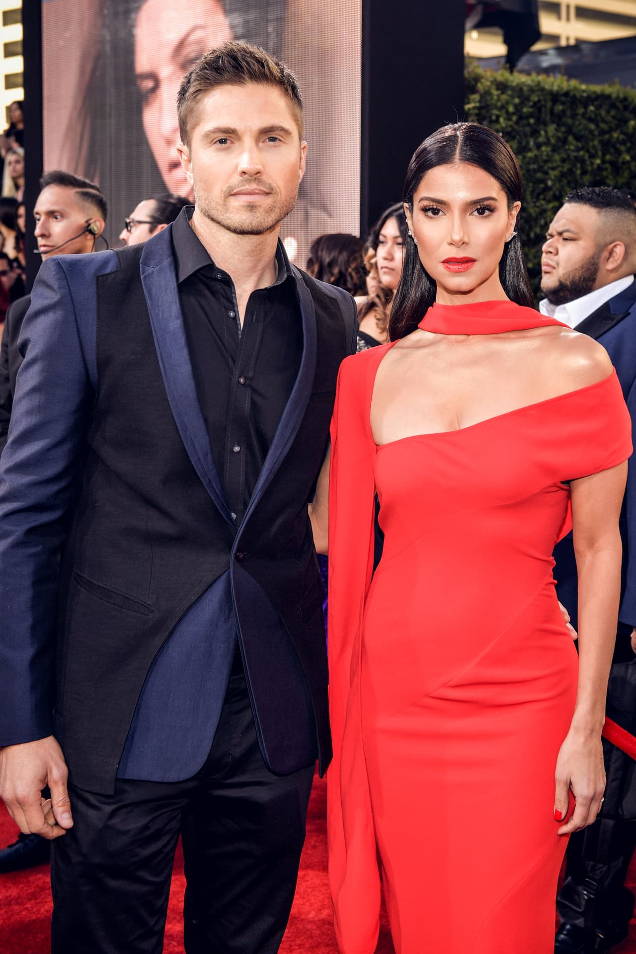 Su guapísimo esposo, Eric Winter, se lució ante las cámaras.