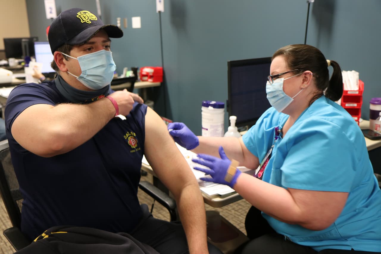 50 bomberos de la ciudad de Dallas se vacunaron contra el coronavirus este miércoles por la mañana.
<br>