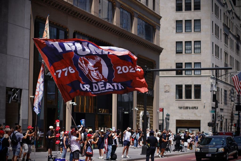 Además de la caravana de apoyo a Trump, otras personas expresaron su solidaridad manteniéndose frente al
<b>Trump Tower</b> con carteles
<b><a href="https://www.univision.com/local/philadelphia-wuvp/movilizacion-rally-donald-trump-pensilvania" target="_blank">invitando a votar por el político</a></b> republicano.