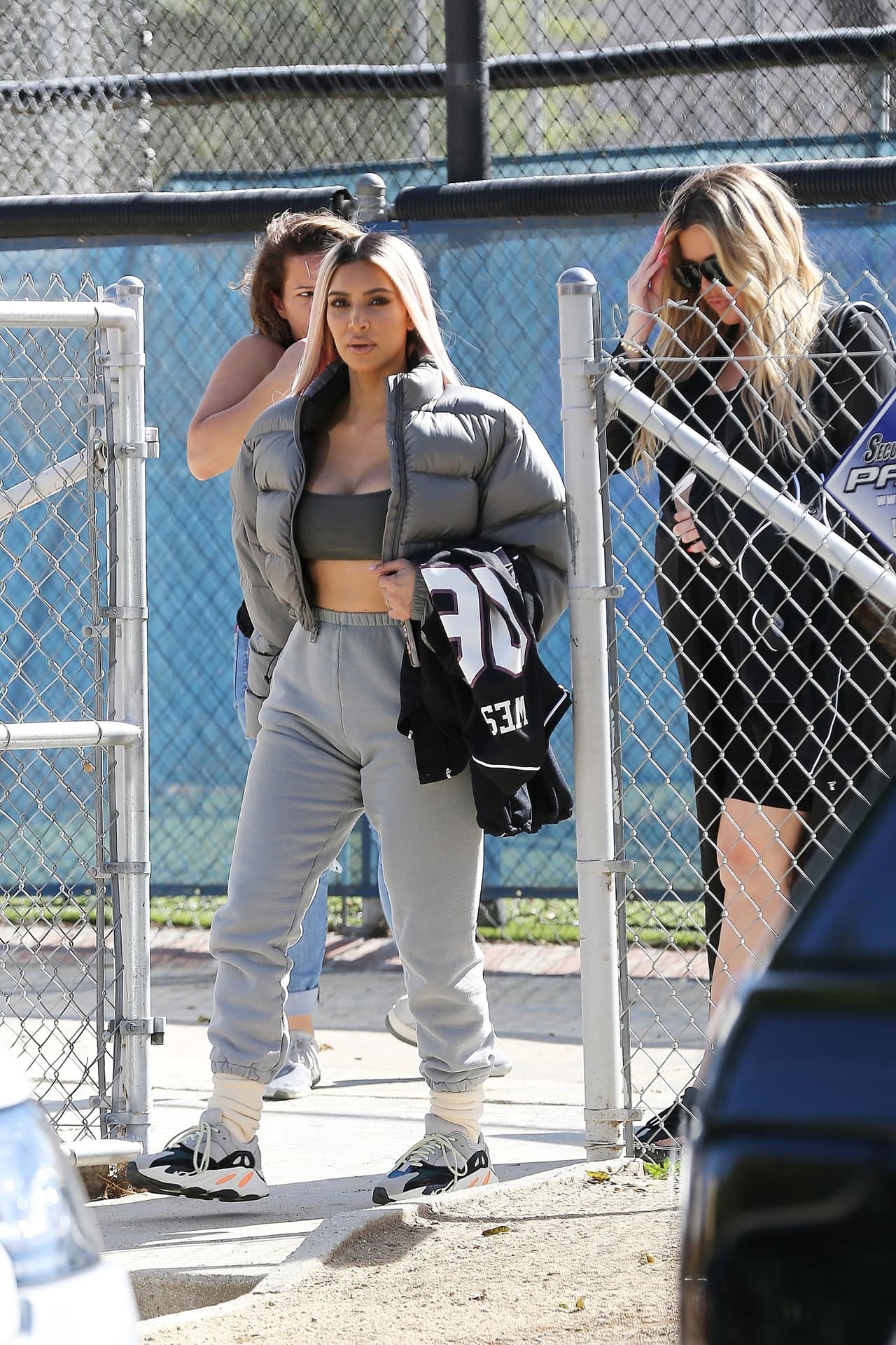 Las otras hermanas que no faltaron en el partido, fueron Kim y Kourtney.