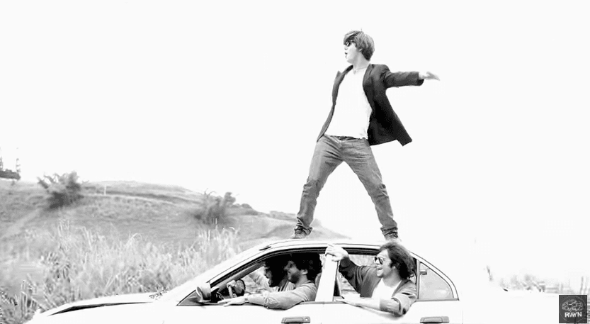 Para mediados de 2010, la banda publicaría su primer sencillo promocional 'Fuego Azul', en el que parodian los últimos videos de las bandas del momento de la escena musical caraqueña.