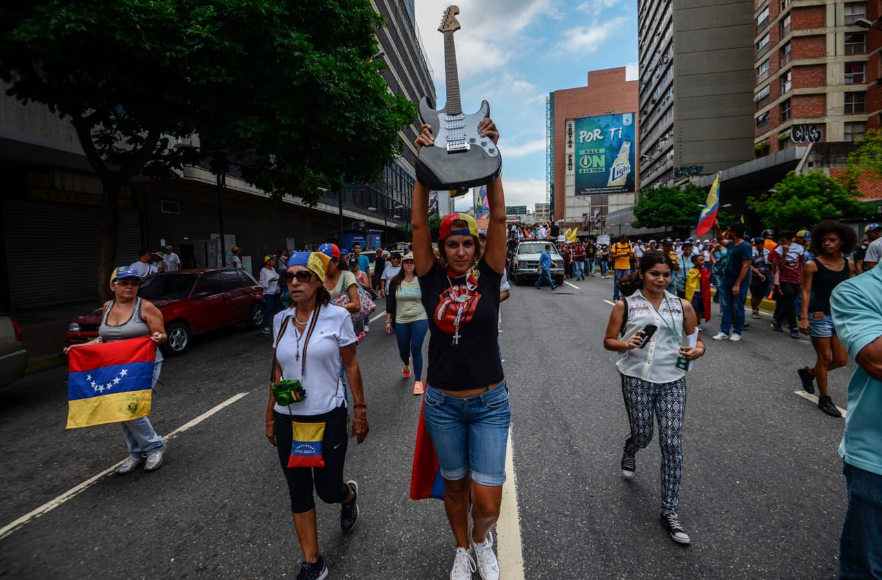 Activistas contra el gobierno de Nicolás Maduro marchan con sus instrumentos musicales. 7 de mayo de 2017.
<br>