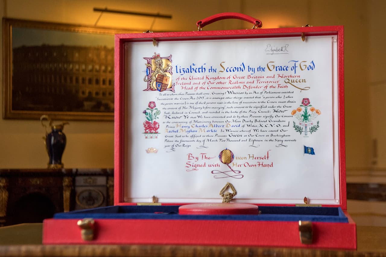 El palacio de Buckingham expuso el sábado el 'Instrumento de consentimiento' formal de la reina Isabel II para el matrimonio entre su “queridísimo nieto” el príncipe Harry y la exactriz Meghan Markle.