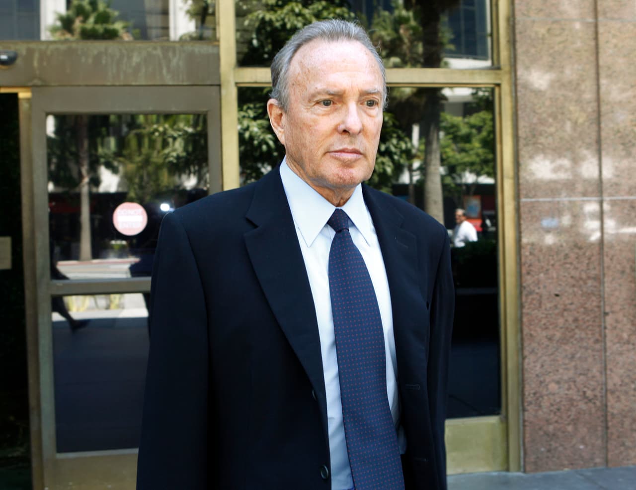 <b>Puesto 19. Donald Bren</b>
<br>
<br>Donaciones de por vida: 1,300 millones de dólares.
<br>
<br>Porcentaje del patrimonio neto donado: 7.8%.
<br>
<br>Patrimonio neto: 15,300 millones de dólares.
<br>
<br>Enfoque de sus aportes: educación y conservación.
<br>
<br>Entre otros aportes, este magnate de bienes raíces de California hizo una donación de 240 millones de dólares a las escuelas y universidades públicas del sur de California. También ha trabajado para crear espacios abiertos protegidos en el condado de Orange.
<br>