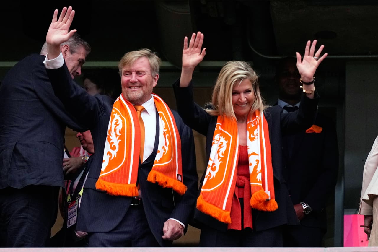 El rey Willem-Alexander y la reina Maxima de Holanda saludan a sus compatriotas en la tribuna antes del comienzo del partido.