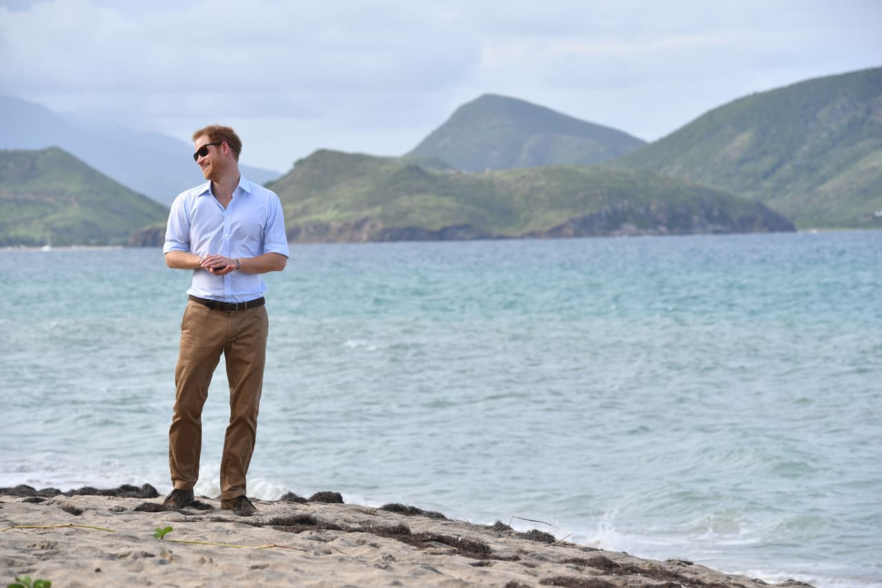 Visitó St. Kitts y Nevis (la Isla Nieves) en las Antillas.