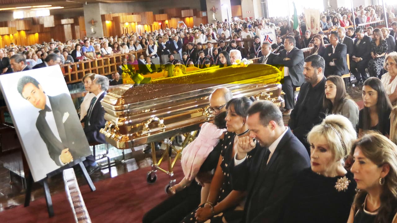 José Joel y Marysol Sosa ocuparon la primera fila durante la emotiva misa, en la que se reunieron alrededor de cinco mil personas, según cifras aportadas por el propio recinto.