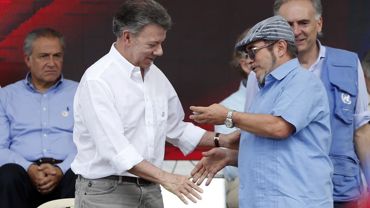 “No le fallamos a Colombia, hoy dejamos las armas”: las FARC y Santos dan por cerrada la guerra