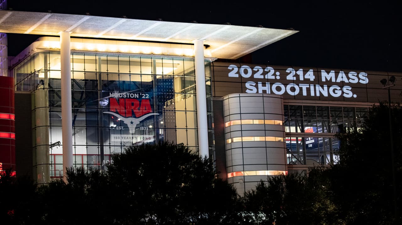 De bloquear la venta de ametralladoras a bloquear las leyes sobre armas: la evolución de la NRA