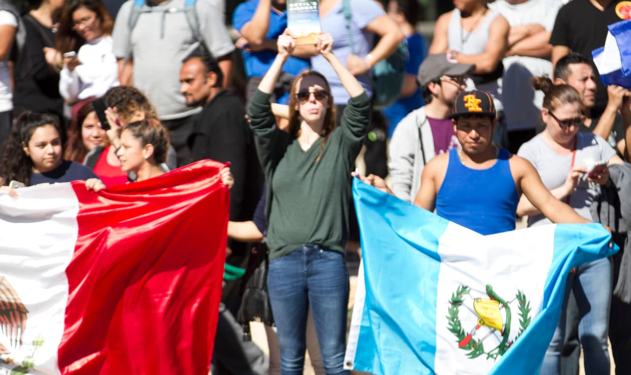 La colorida y concurrida manifestación de respaldo a los inmigrantes en Austin contó con la participación de personas de varias nacionalidades y diversas comunidades.