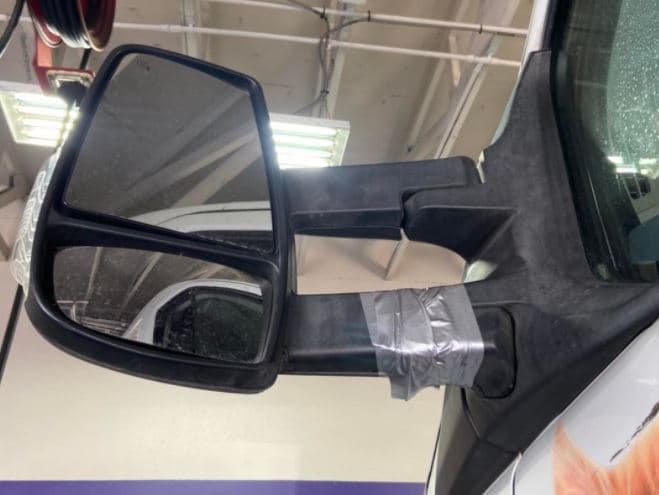 “Rompieron el espejo causando $2500 en daños y retrasando nuestro rescate a Barb's Dog Rescue en México para recoger 35 perros”, informó con indignación HALO Animal Rescue.