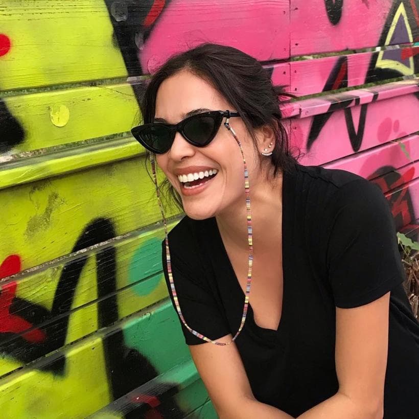 Gracias a sus conocimientos en este ámbito ya es experta y hasta consejera de belleza, pero en algunas ocasiones prefiere ponerse cómoda y que su sonrisa sea el centro de atención.