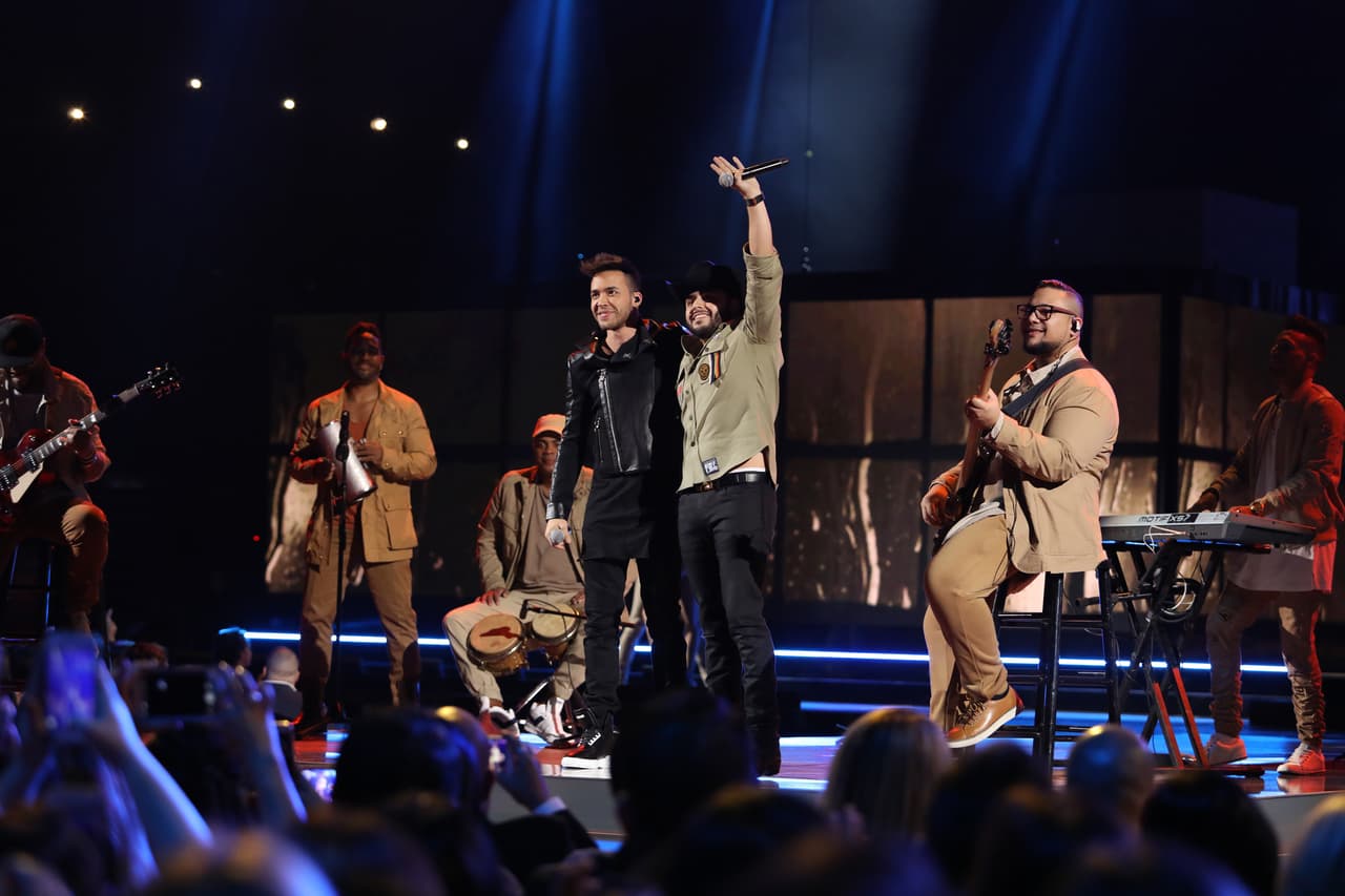 Otro de los números musicales que fascinó a la audiencia fue el de Prince Royce y Gerardo Ortíz.