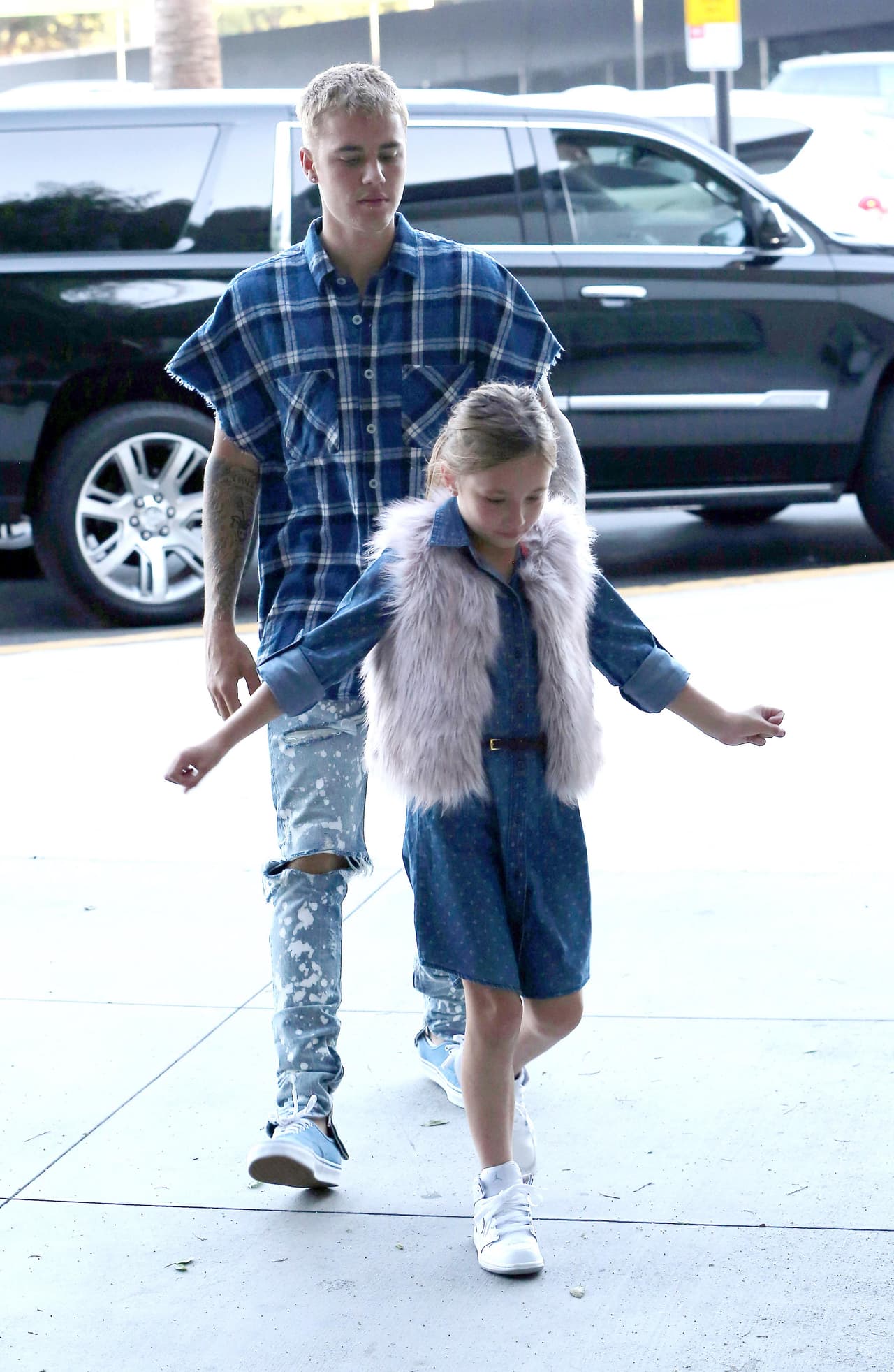 Lo siento chicas, pero no hay una mujer más importante para él que su propia hermanita.