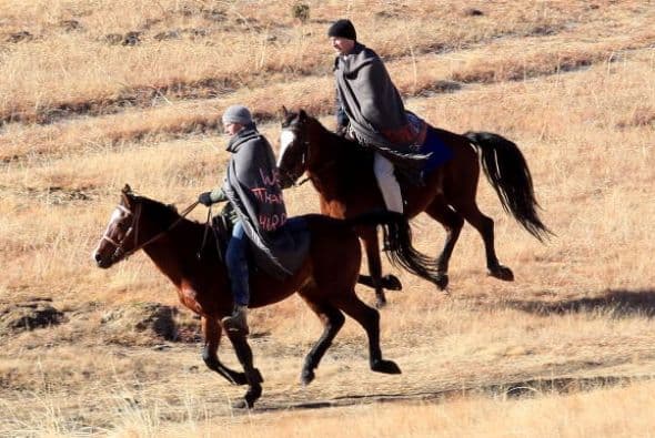El príncipe William y su hermano Harry cabalgan en Sudáfrica.