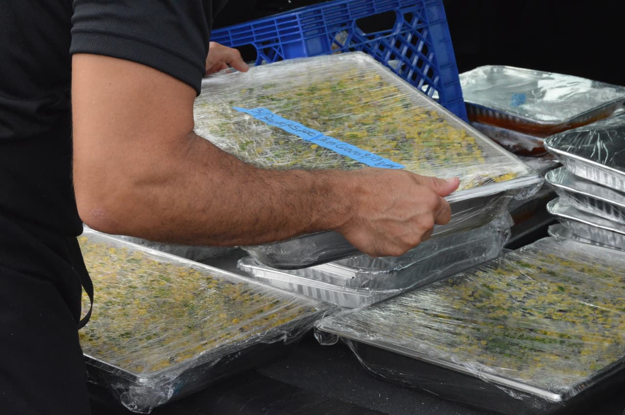 Más de mil personas afectadas por el huracán Irma en Loíza han pasado por el Boys & Girls Club del barrio Medianía Alta para buscar su plato de comida caliente elaborado por más de 30 chefs de toda la isla coordinados por la Chef Marilyn.