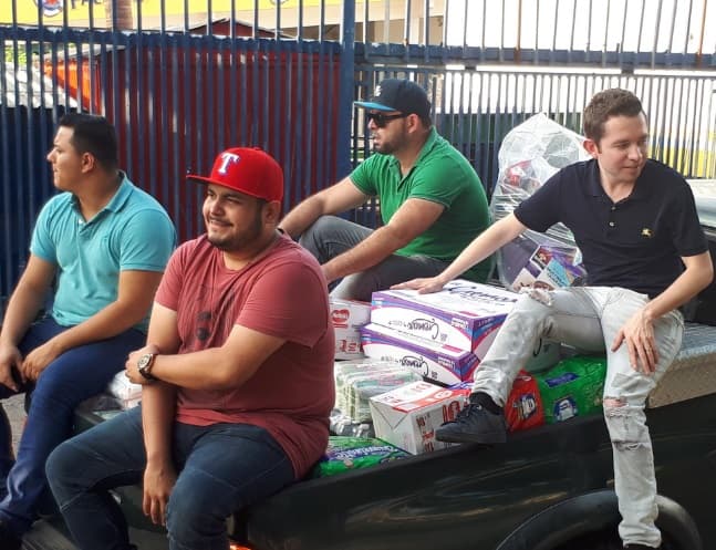 Los chicos de La Adictiva de plano llenaron su camioneta de suministros y con esta acción dieron un gran ejemplo a otras bandas sinaloenses.