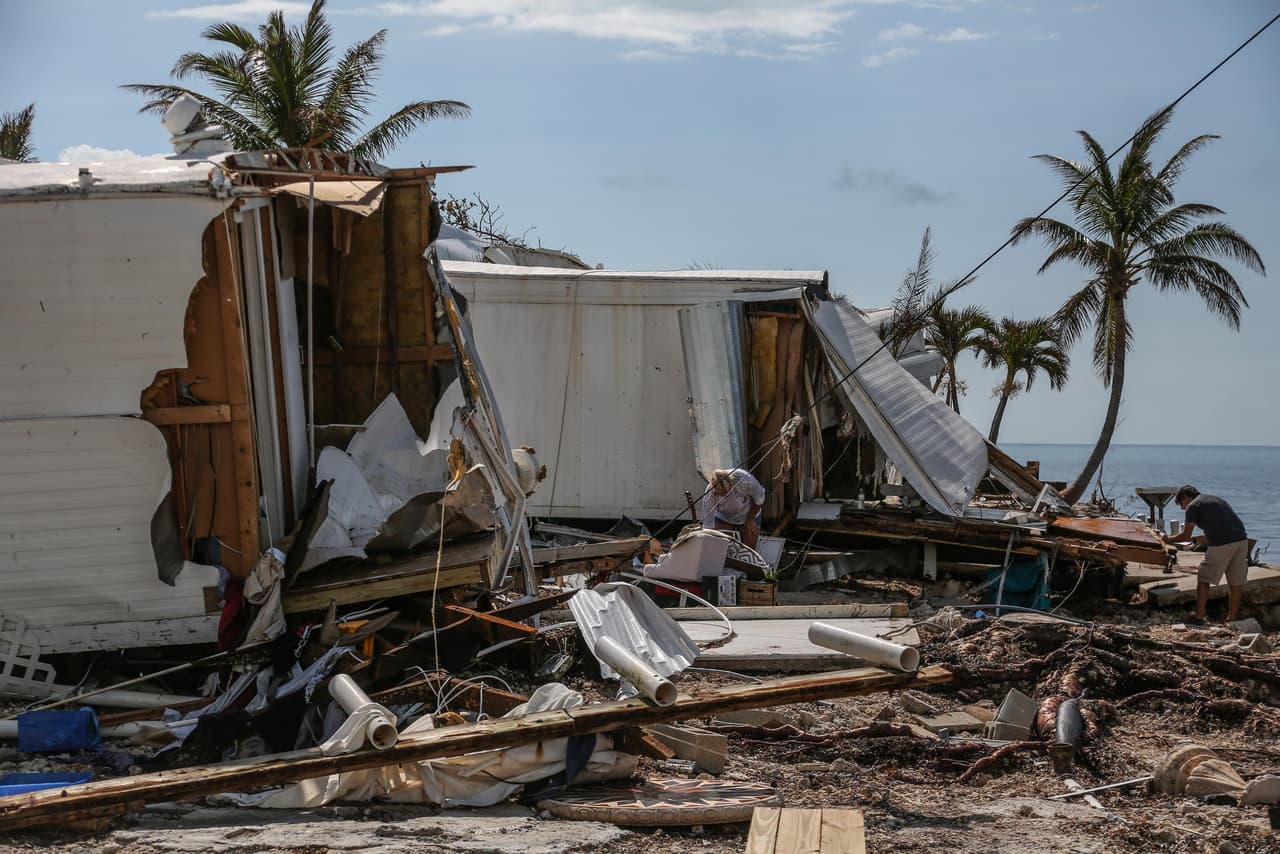 Una familia vuelve a su casa en Sea breeze trailer park Islamorada, para encontrar su casa completamente destruida.