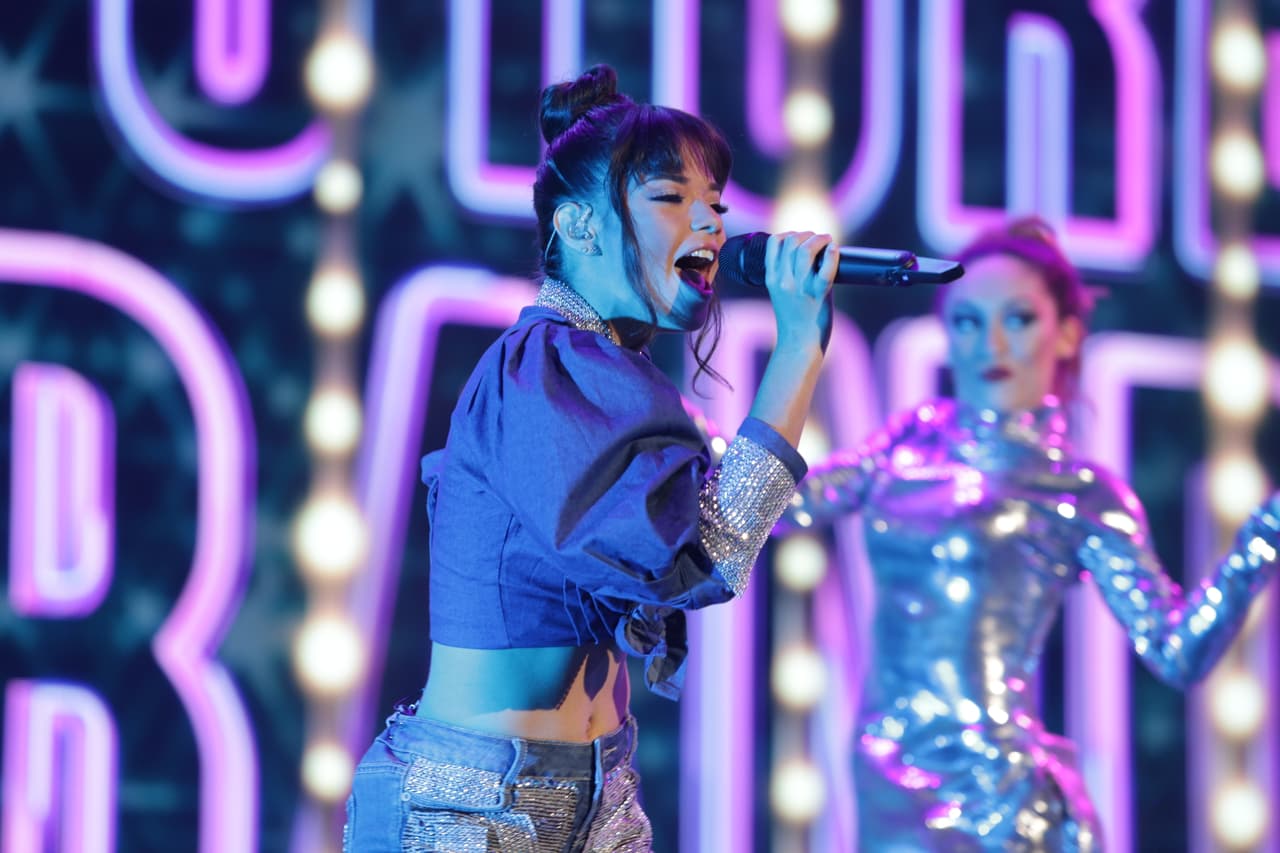 Las canciones pop le quedan muy bien.