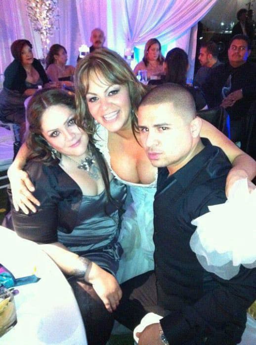 Se
<b><a href="http://www.univision.com/series/su-nombre-era-dolores/jenni-y-esteban-se-unieron-en-matrimonio-video" target="_blank">casaron el 8 de septiembre del 2010</a></b> en Hummingbird Nest Ranch de Simi Valley, California, el rancho era al estilo español, estuvo adornado de miles de rosas blancas y amarillas.