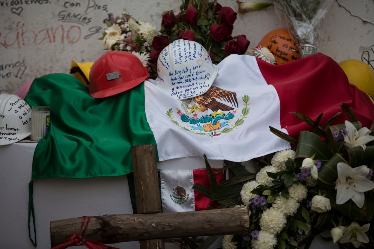 Un altar improvisado en honor a las víctimas y a rescatistas en el espacio donde colapsó un edificio, ubicado en el barrio de Santa Cruz Atoyac, Ciudad de México.