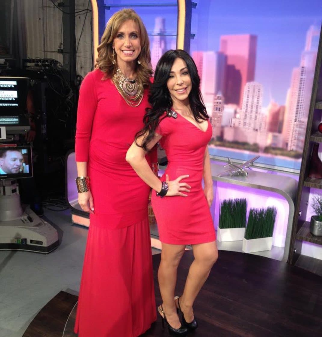 Además de las palabras de felicitación, la presentadora compartió una serie de imágenes donde aparece a lado de la dominicana.
