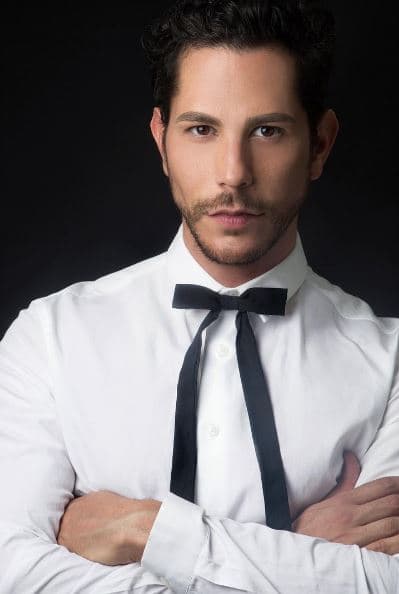 El cantante y actor Christian Chávez vio como su carrera se diluía tras haber salido del clóset y enfrentar episodios de violencia doméstica en 2013. El ex RBD admitió haber estado internado en una entrevista para Televisa: “Ahorita sigo con mis médicos que siempre he estado. Estuve 10 días internado. La verdad es que es una experiencia que, bueno, todavía no estoy preparado para hablar. Es maravilloso en el sentido de que revaloras tu vida.”