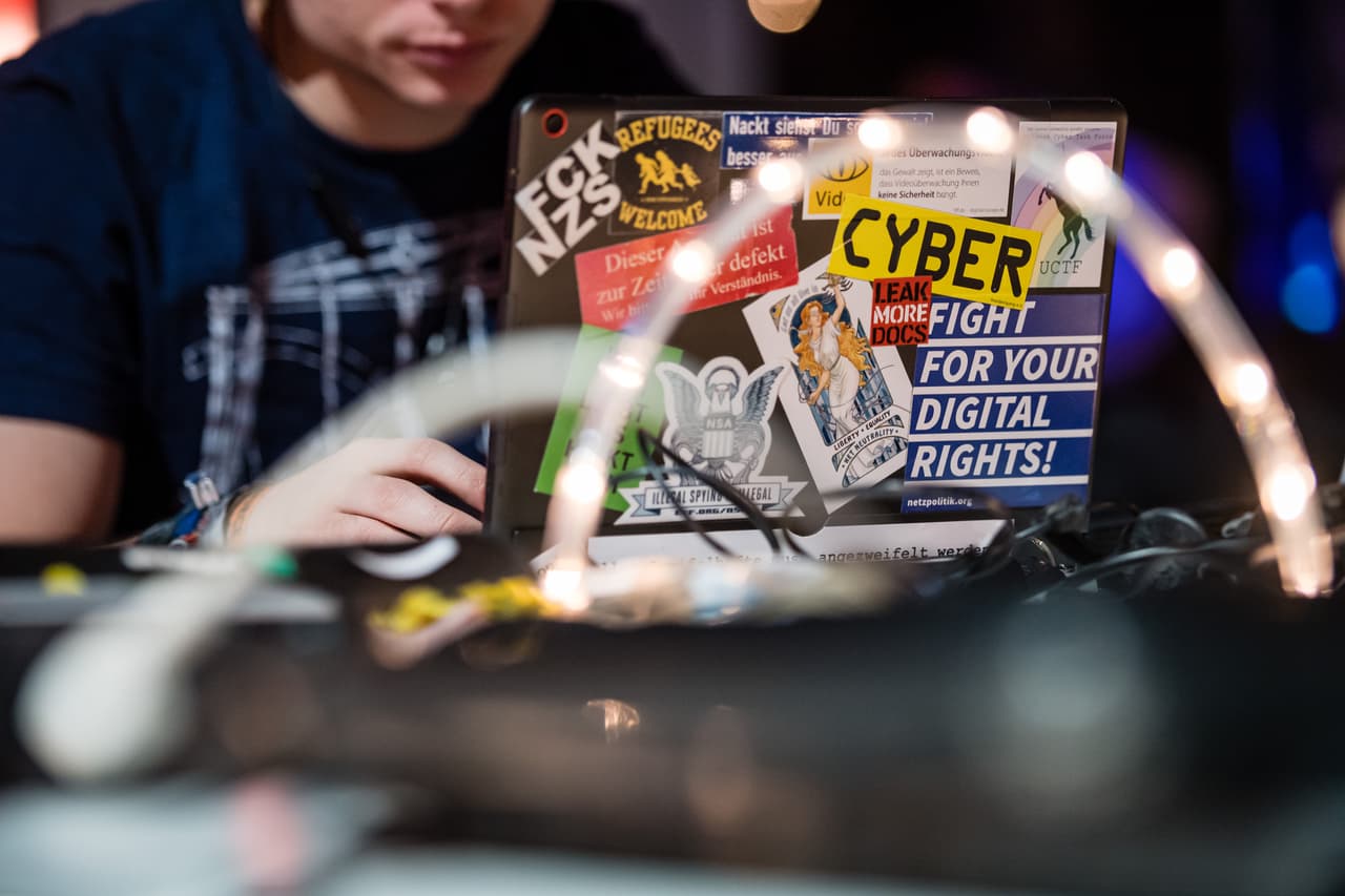  
Adolescente acusado de ciberataques en las escuelas de Miami-Dade está en casa con sus padres 

