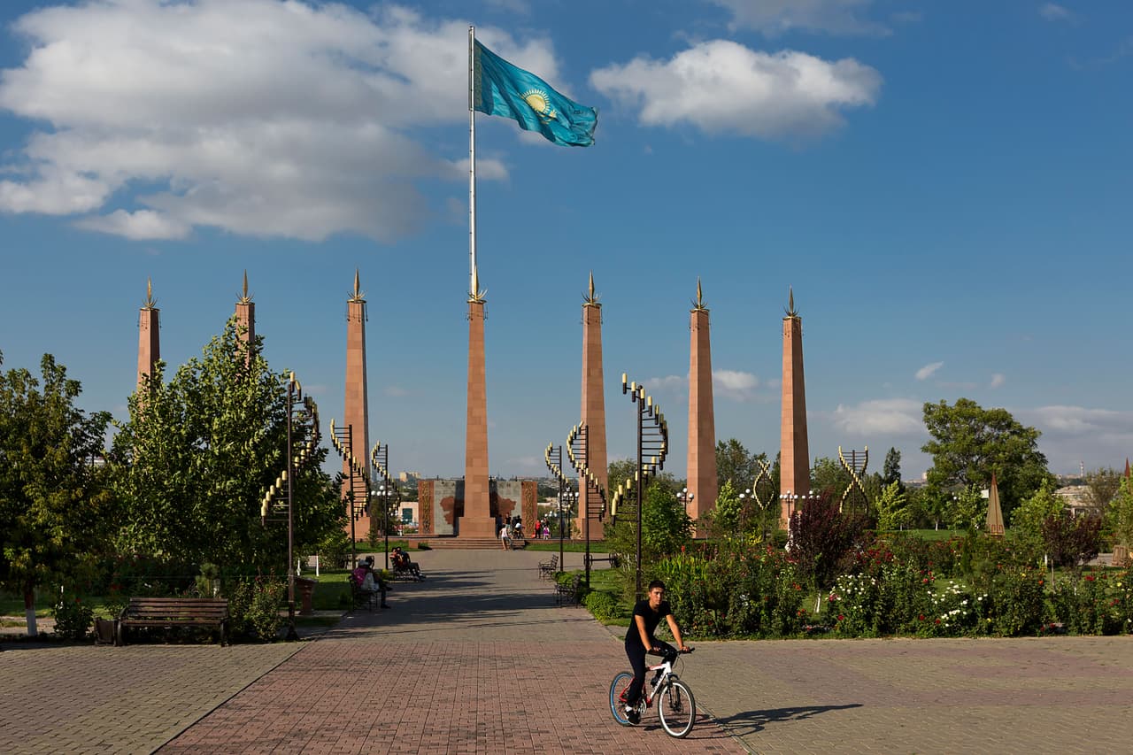 <b>Puesto 169. Almaty (Kazajstán)</b>
<br>
<br>
<b>Indice WCOL: 35</b>
<br>
<br>Los economistas de EUI convierten los precios recopilados globalmente a una moneda central (el dólar estadounidense).
<br>
<br>Los datos se analizan individualmente y el índice comparativo WCOL se genera en base a la diferencia relativa de precios de un determinado artículo o servicio en comparación con su costo en Nueva York.
<br>