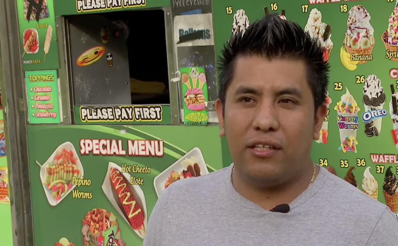 Hispano cumple su sueño vendiendo helados: logra mandar a su primer hijo a la universidad