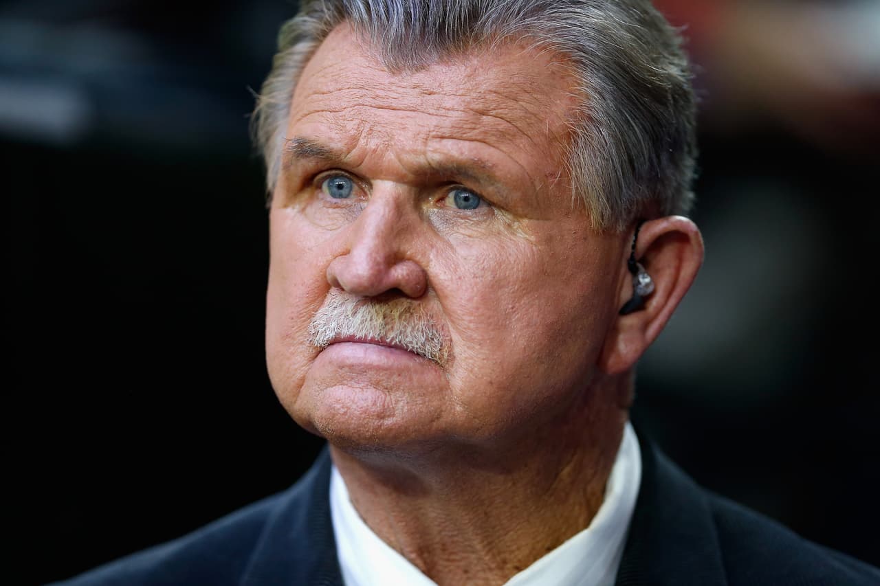 Mike Ditka fue campeón del Super Bowl como jugador y como entrenador. Por eso, sorprendió siendo coach asistente de Will Ferrell en 'Kicking and Screaming' en un equipo de fútbol de ligas menores. Ahí también ganó el título.