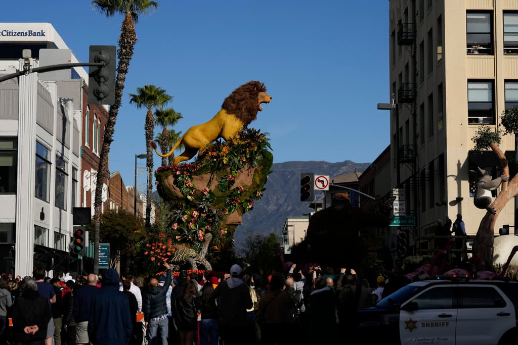 La carroza del Zoológico de San Diego recorre la ruta del desfile en el 135º Desfile de las Rosas en Pasadena, California, el lunes 1 de enero de 2024.