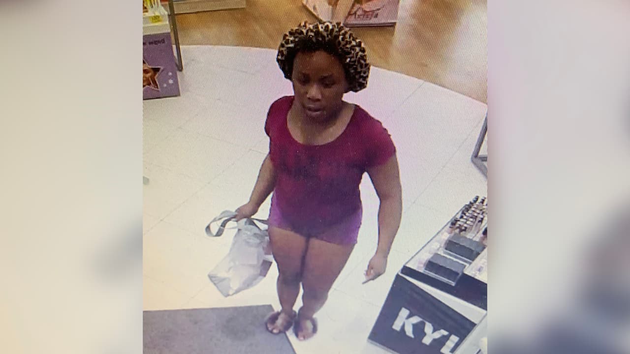 El oficial estaba fuera de servicio y observó cuando las sospechosas estaban agarrando los productos y metiéndolos en unas bolsas grises. Se dirigió hasta la puerta de la tienda y se identificó como policía, cuando las mujeres iban a salir.