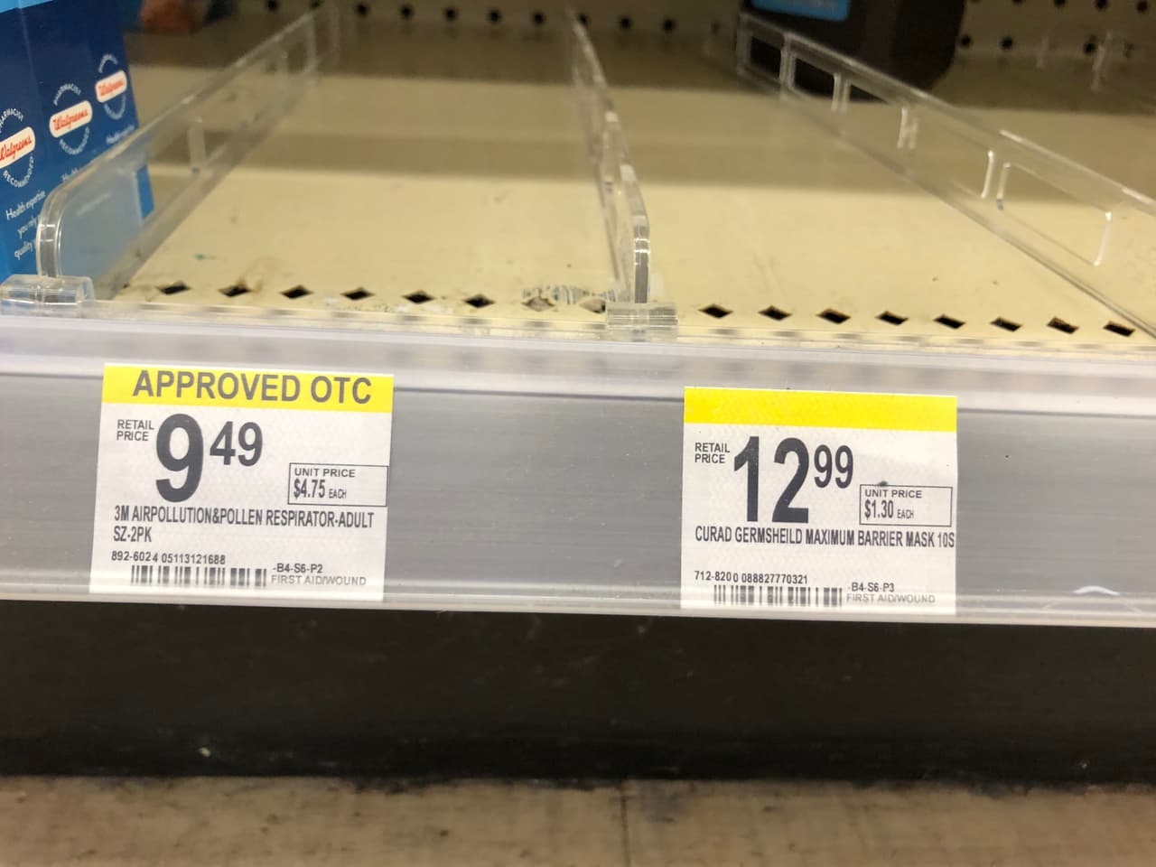 Los virus pasan de una persona a otra en pequeñas gotas al toser o estornudar, pero si caen en las manos y la persona se toca la boca cuando se quite la mascarilla, no lo protegerá. 
<br>
