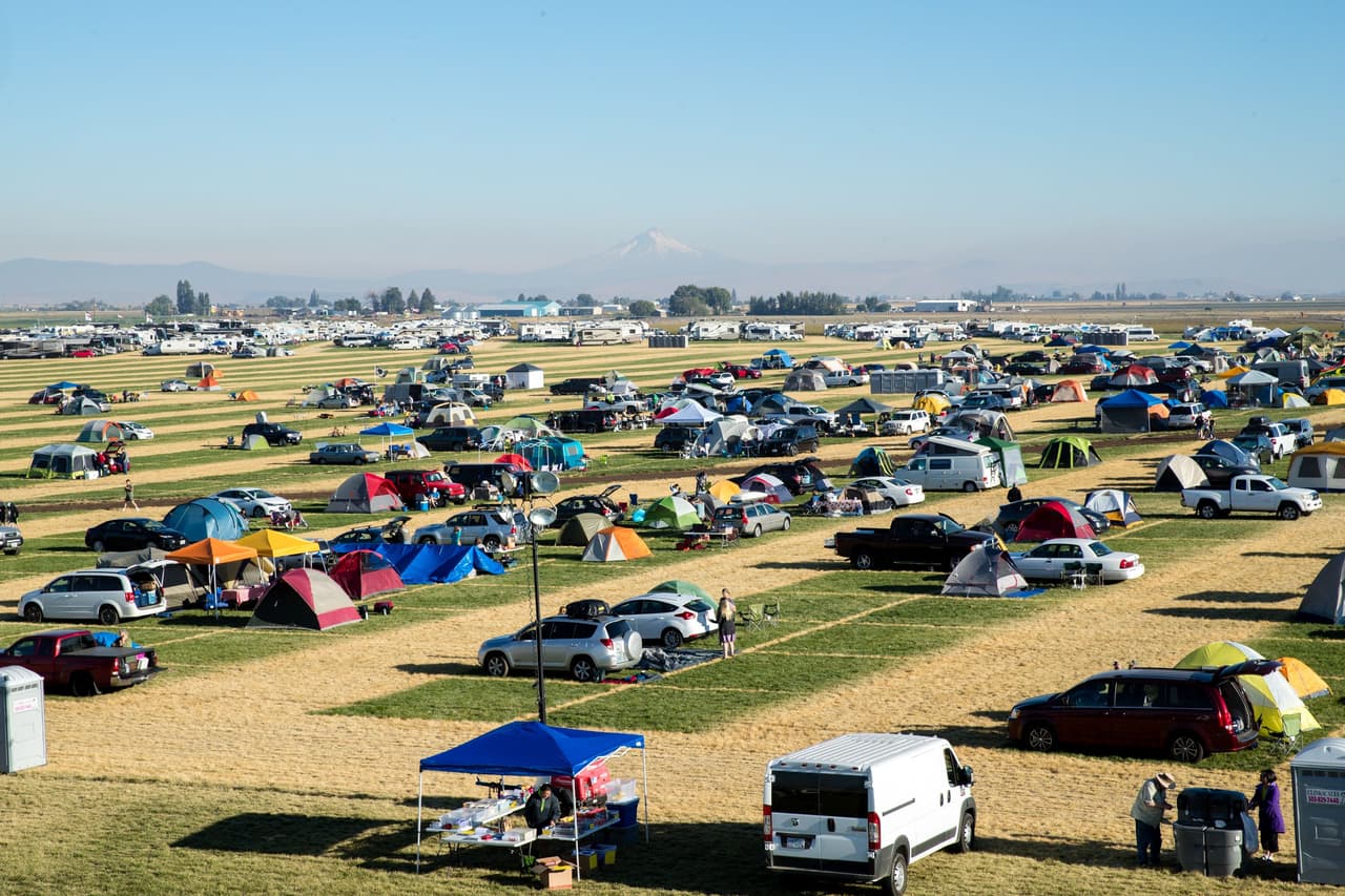 Fueron muchos los turistas que decidieron viajar en sus carros y llevar pequeñas tiendas de campaña para amanecer un par de días previos en el lugar en el que se oscurecerá por completo el cielo cuando ocurra el eclipse.