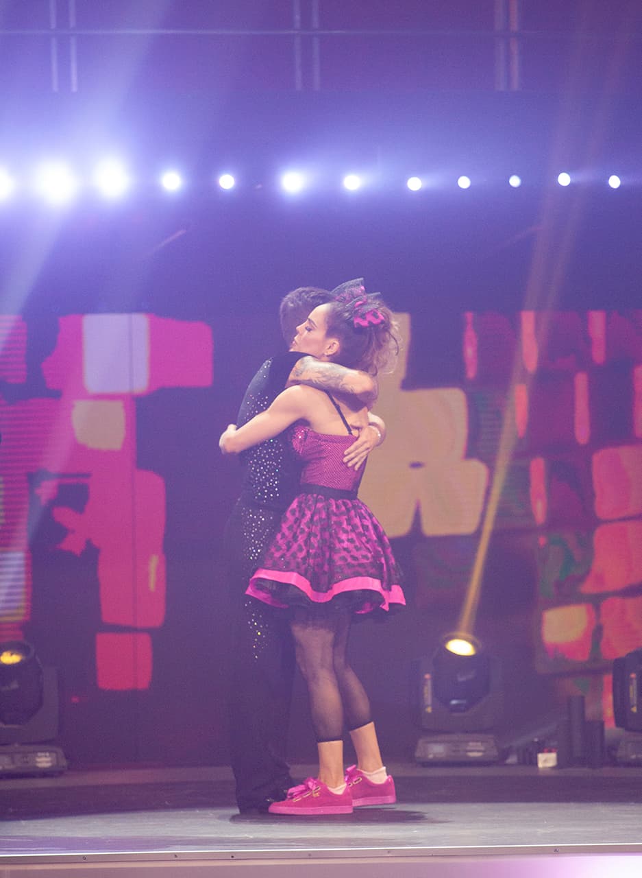 Y se trataba de Sara Corrales, la actriz volteó y abrazó a su contrincante a quien le agradeció su estancia: "Se lo dije que tiene un corazón tan grande que 
<b>es de las amistades y personas que quiero en mi vida</b>, Mike es un ser humano extraordinario", comentó Sara.