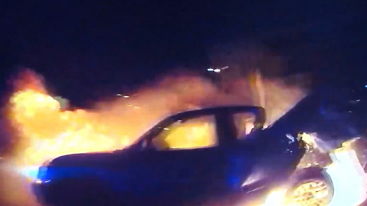 El dramático rescate de una mujer atrapada en un auto en llamas en Texas