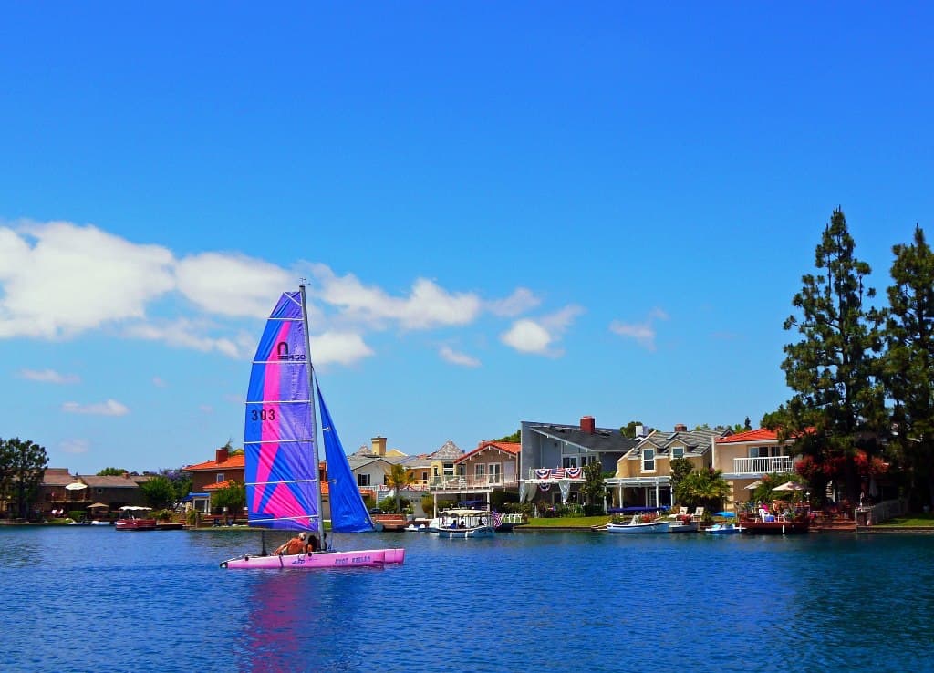 <b>Lake Forest #13</b>
<br>Es una ciudad de playa, pero además cuenta con muchas atracciones en sus zonas céntricas. En años recientes reportó reducciones de delitos contra la propiedad a través de la participación comunitarias del programa "No lo haga fácil". 
<br>
<b>Población</b>: 84,224
<br>
<b>Ingreso promedio</b>: $96,963
<br>
<b>Tasa de graduación</b>: 92.1%
<br>
<b>Tasa de delincuentes sexuales (por cada 10.000)</b>: 2.80
<br>