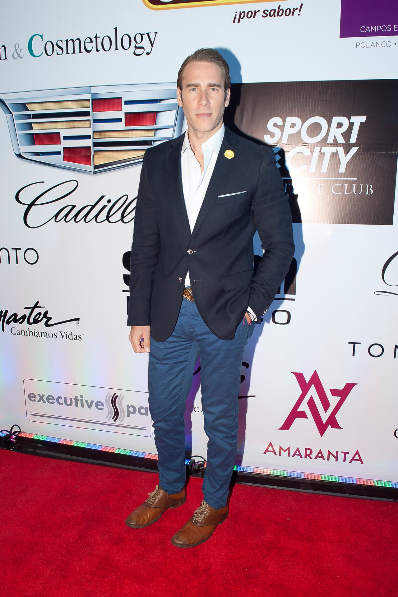 "Tengo deseos de no solamente destacarme en mi profesión, sino destacarme como ser humano. Tengo una fundación en República Dominicana, que tenemos mas de cinco años impactando a 
<b>niños de escasos recursos</b>", contó.