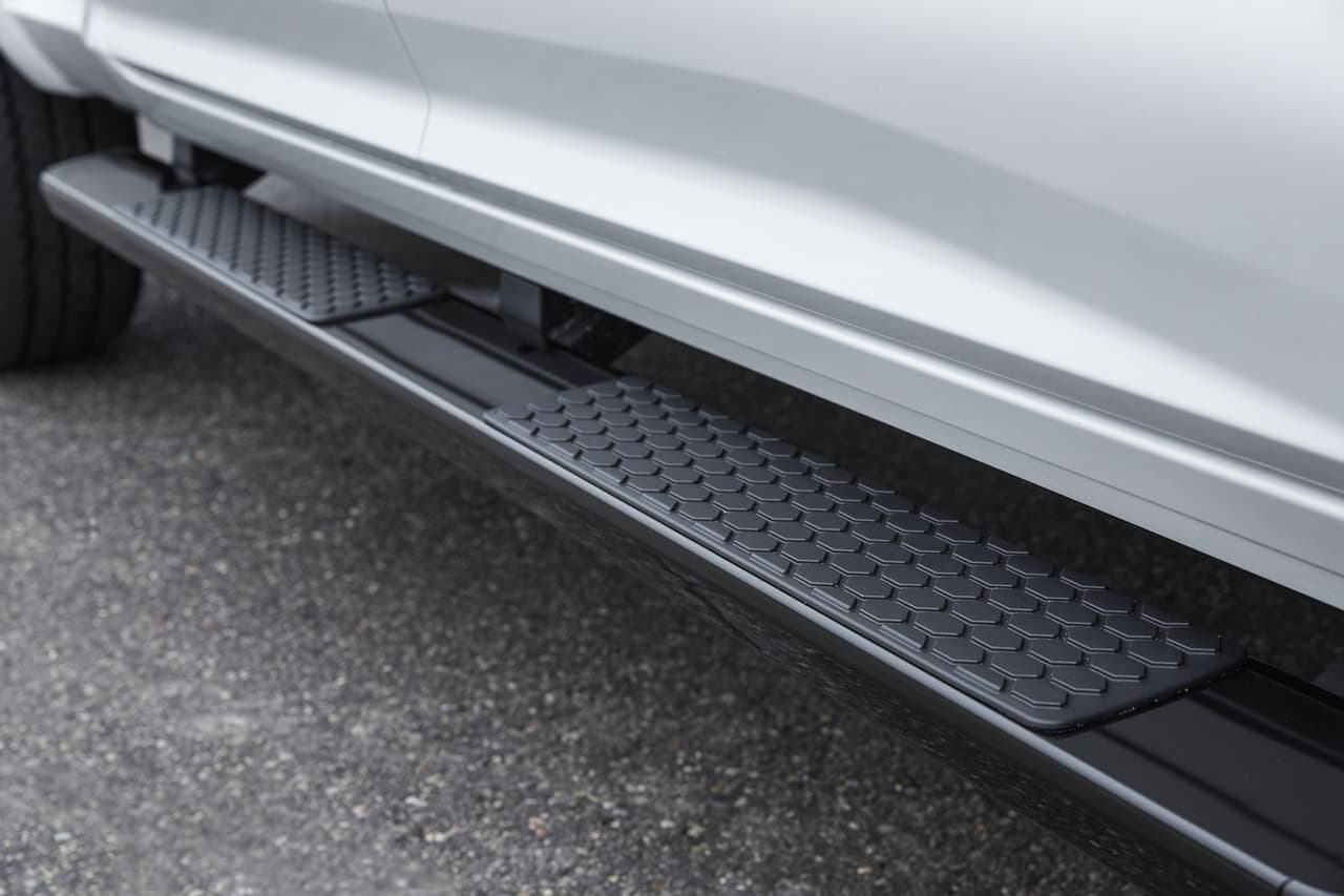 El estribo de ascenso al habitáculo de la Ram 3500 HD Night también es negro, haciendo juego con otros detalles de la carrocería de esta pickup.