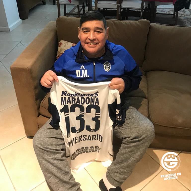 Maradona renovó su contrato con el Gimnasia.