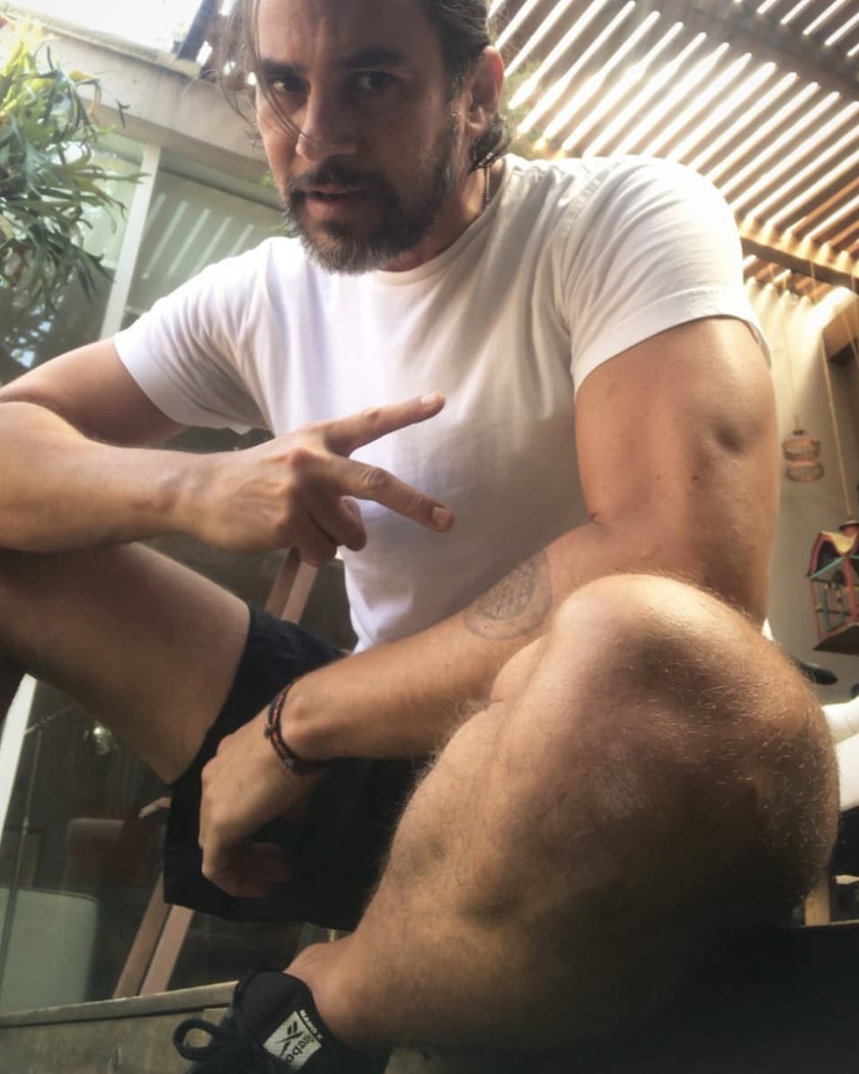 Y pareciera que el también actor se ha estado preparando físicamente para unirse a la batalla, pues ha mostrado a sus seguidores en las redes sociales cómo se ejercitó en la cuarentena.