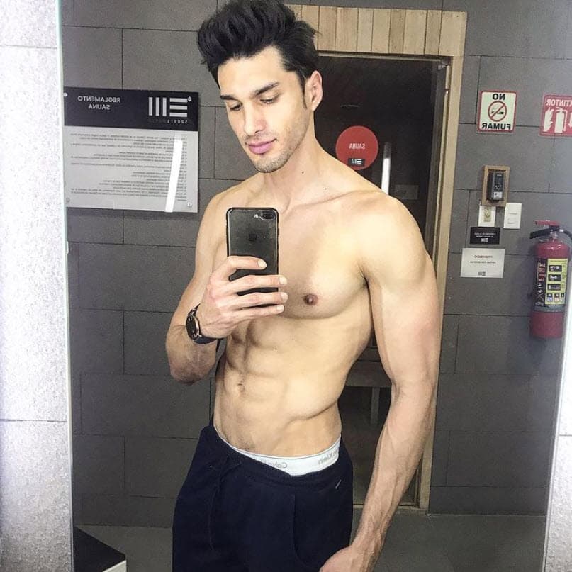 Diego tiene su
<b>propia línea de ropa deportiva</b>, Diego Garcy Sports Wear.
<br>