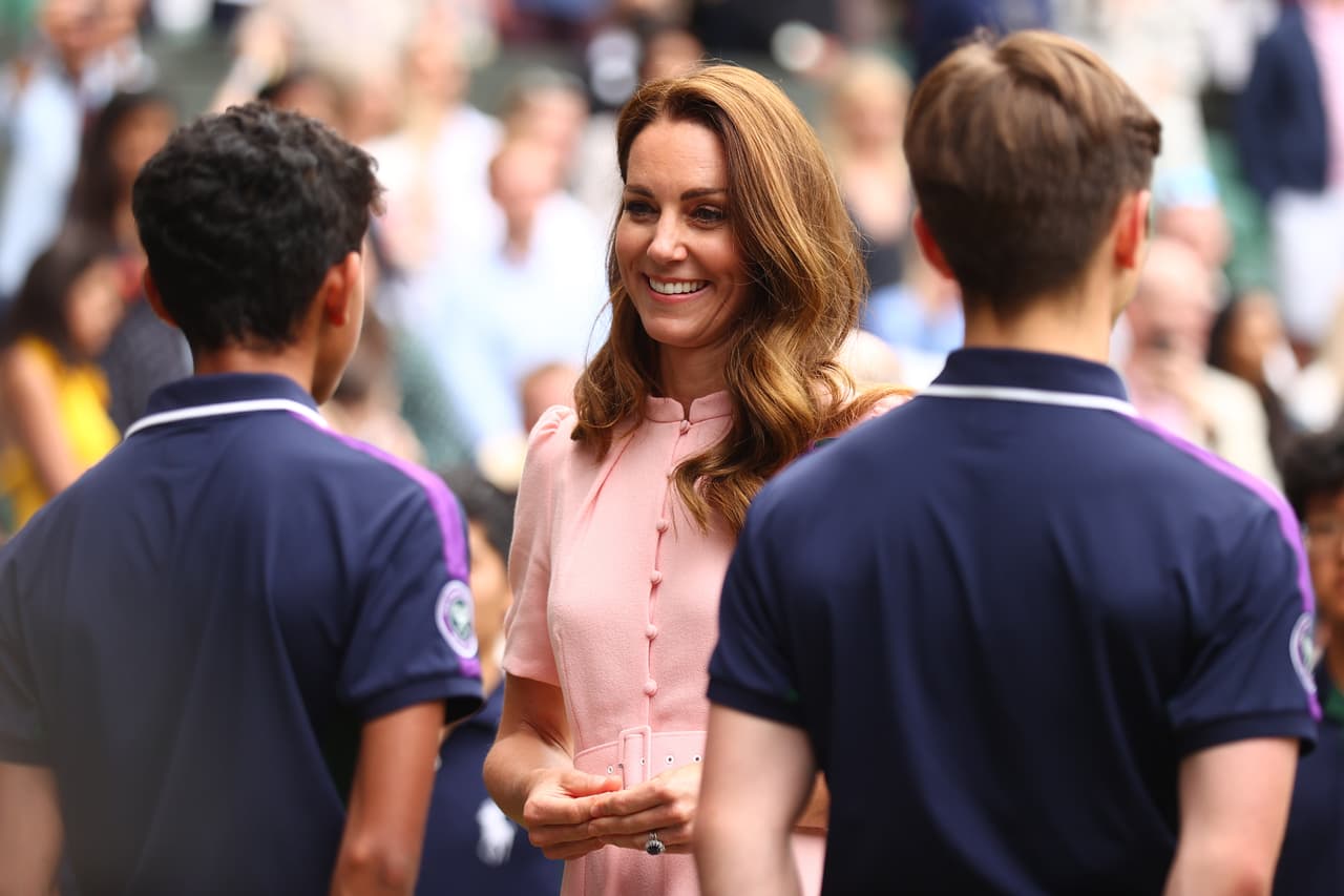 <b><a href="https://www.univision.com/temas/kate-middleton" target="_blank">Kate Middleton</a></b> está feliz ante su reaparición en el Reino Unido luego de haber estado aislada ante la posibilidad de haber sido contagiada de covid-19. 
<br>