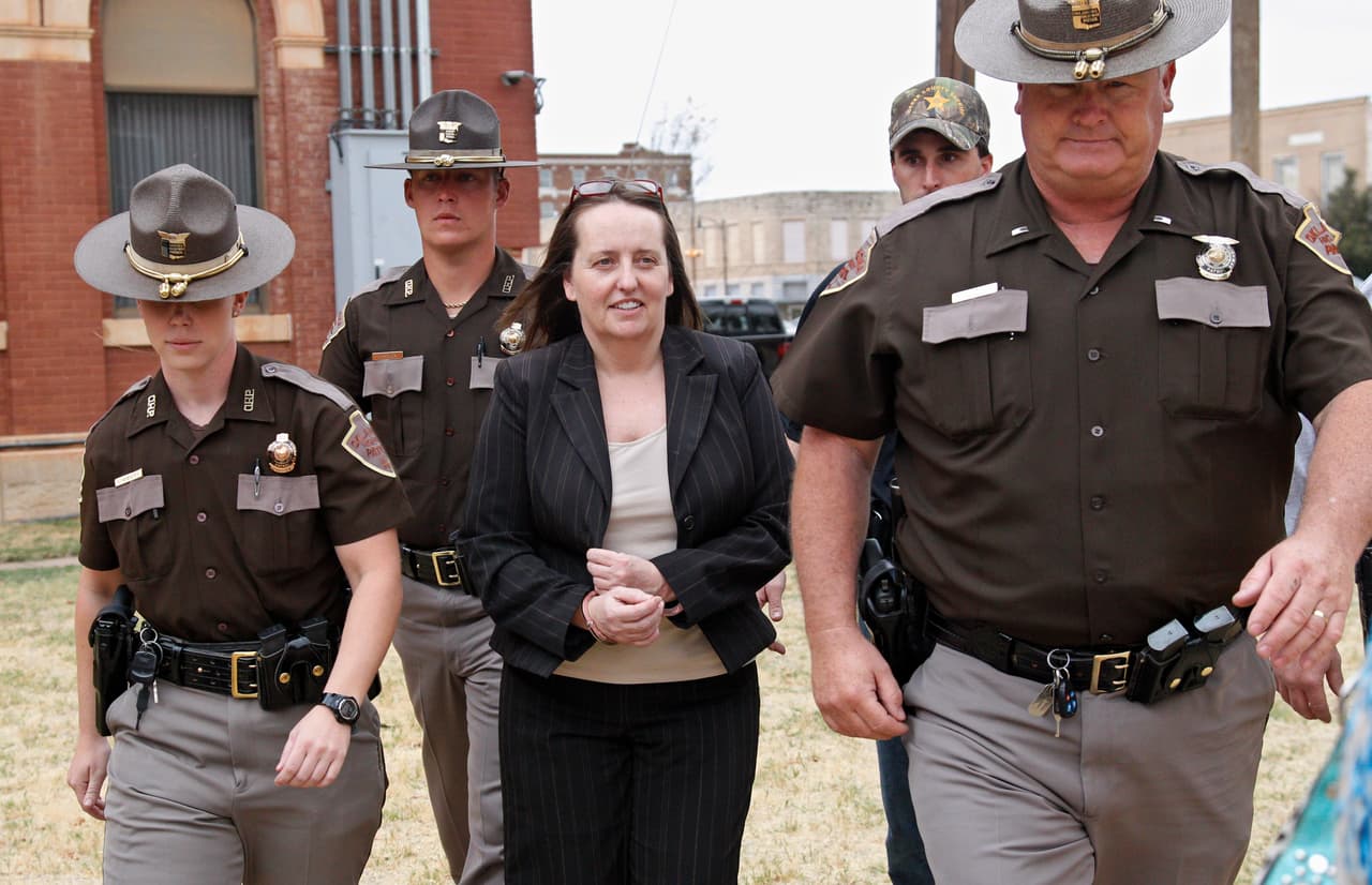 <b>Bobbi Parker: ¿Secuestro o la huida de dos enamorados?</b>
<br>
<br>30 de agosto de 1994.
<b> </b>Franklin Dial un recluso de la Penitenciaría del Estado de Oklahoma, condenado por asesinato, logró escaparse de la prisión. Pero no lo hizo solo. Con él desapareció misteriosamente Bobbi Parker, la esposa del asistente de guardia Randy Parker, y quien había conocido al reo en unas clases de cerámica que se dictaban en el jardín de su casa, ubicada en los predios de la misma prisión.
<br>
<br>Dial y Parker desaparecieron sin dejar rastro hasta que, 10 años después, en abril de 2005, fueron encontrados en un trailer en Texas, cuidando pollos, bajo los nombres de Richard y Samantha Deahl.