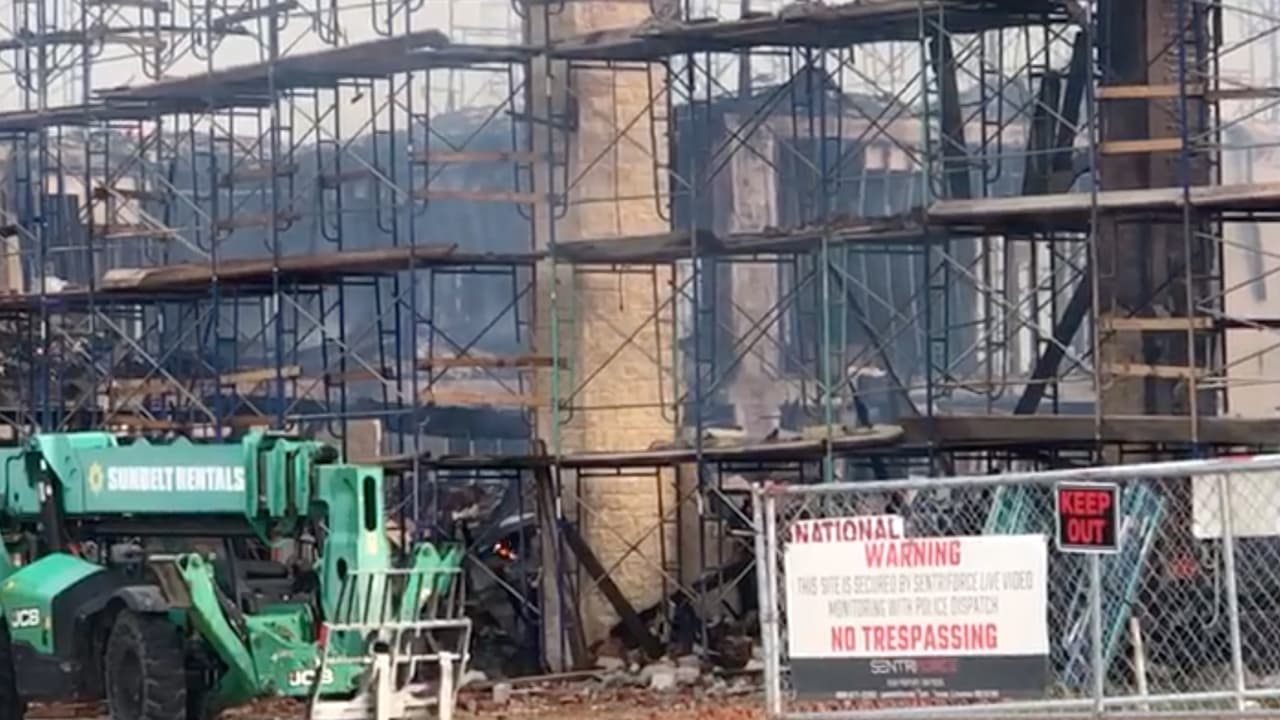 Las flamas se extendieron a la parte trasera del edificio.