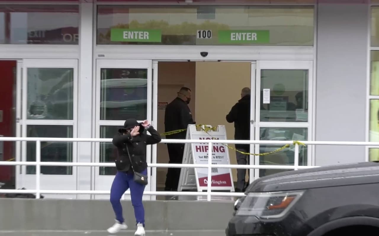 El jefe del Departamento de Policía de Los Ángeles, Michel Moore, calificó el tiroteo fatal de la niña como 
<b>"absolutamente devastador"</b> y agregó "no puedo encontrar palabras para tratar de consolar a una madre y una familia, pero les aseguraré a ellos, al público, que llevaremos a cabo una investigación completa y exhaustiva", dijo Moore al LA Times.